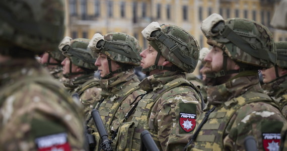 Minister obrony Ukrainy Ołeksij Reznikow zadeklarował w nocy z czwartku na piątek, że ukraińska armia przygotowuje kontrofensywę przeciwko wojskom rosyjskim. "Za kilka dni powitamy wiosnę, której Kreml chciał nas pozbawić" - napisał w mediach społecznościowych w rocznicę inwazji Rosji.