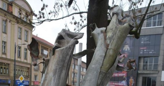 W rocznicę inwazji Rosji na Ukrainę przed olsztyńskim ratuszem stanęła instalacja artystyczna zbudowana ze szczątków rakiet wystrzelonych z wyrzutni Grad, które spadły w okolicach Charkowa. Do Polski przywieźli je wolontariusze z konwojów humanitarnych.

