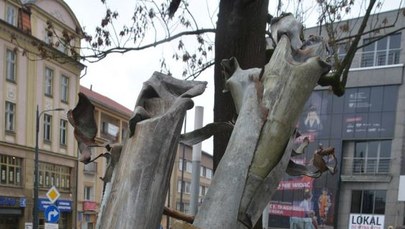 Olsztyn: przed ratuszem stanęła instalacja ze szczątków rosyjskich rakiet