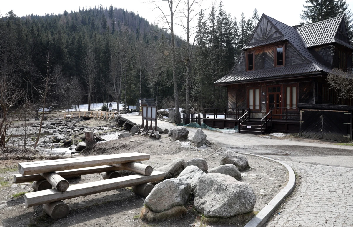 Pracownik Tatrzańskiego Parku Narodowego natrafił na zwłoki, prawdopodobnie mężczyzny, leżące w potoku w Kuźnicach. Policjanci ustalają tożsamość ofiary, sprawdzają m.in. bazy osób zaginionych.    