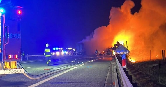 W czwartek (23 lutego) około godz. 23:00 na drodze ekspresowej S8 pod Wieruszowem w Łódzkiem spłonęły dwie ciężarówki. Jeden z kierowców zginął na miejscu. Zwęglone zwłoki w kabinie tira znaleźli strażacy.
