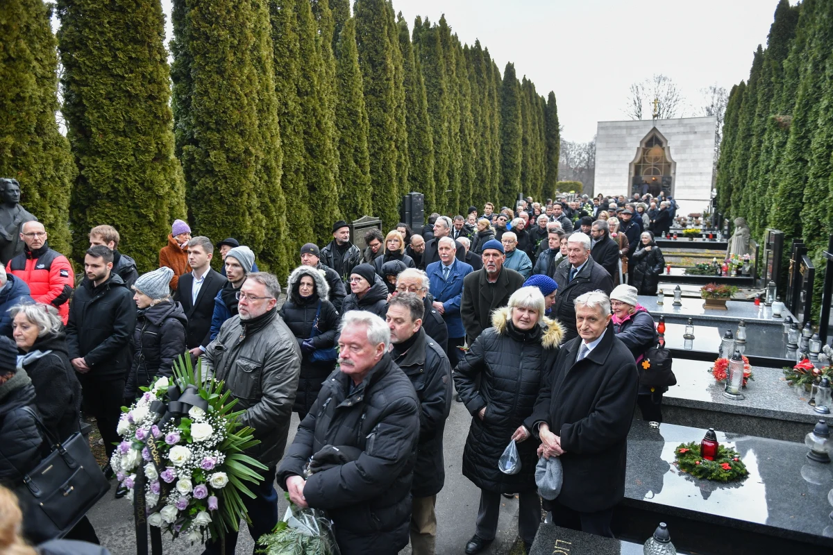 Prof. Witold Cęckiewicz spoczął w piątek na cmentarzu Salwatorskim w Krakowie. Architekt, urbanista, twórca dzieł architektonicznych i pomnikowych - m.in. Sanktuarium Bożego Miłosierdzia w Łagiewnikach, hotelu "Cracovia" i kina "Kijów" - zmarł w sobotę w wieku 98 lat.