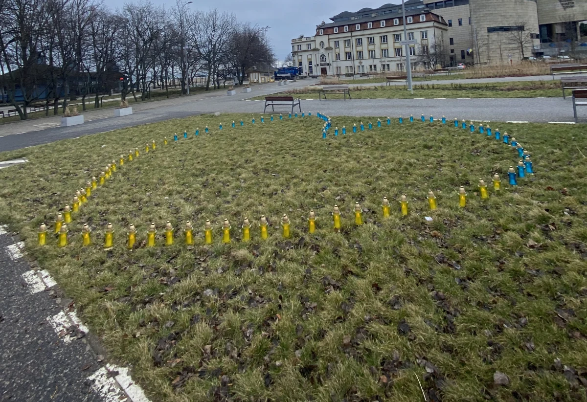 Na placu Wolnej Ukrainy w Gdyni spotkali się dziś rano lokalni samorządowcy, uczniowie gdyńskich szkół oraz społeczność ukraińska. W geście solidarności wspólnie ułożyli ze zniczy niebiesko-żółte serce, symbolizujące wsparcie dla Ukrainy.