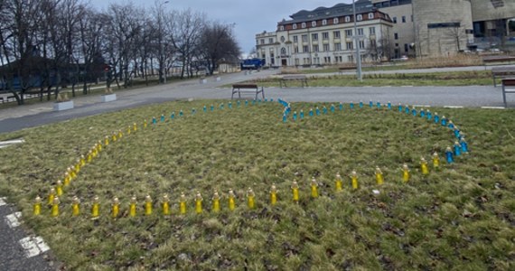 Na placu Wolnej Ukrainy w Gdyni spotkali się dziś rano lokalni samorządowcy, uczniowie gdyńskich szkół oraz społeczność ukraińska. W geście solidarności wspólnie ułożyli ze zniczy niebiesko-żółte serce, symbolizujące wsparcie dla Ukrainy.