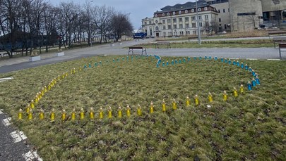 Plac Wolnej Ukrainy w Gdyni. Ze zniczy ułożono żółto-niebieskie serce