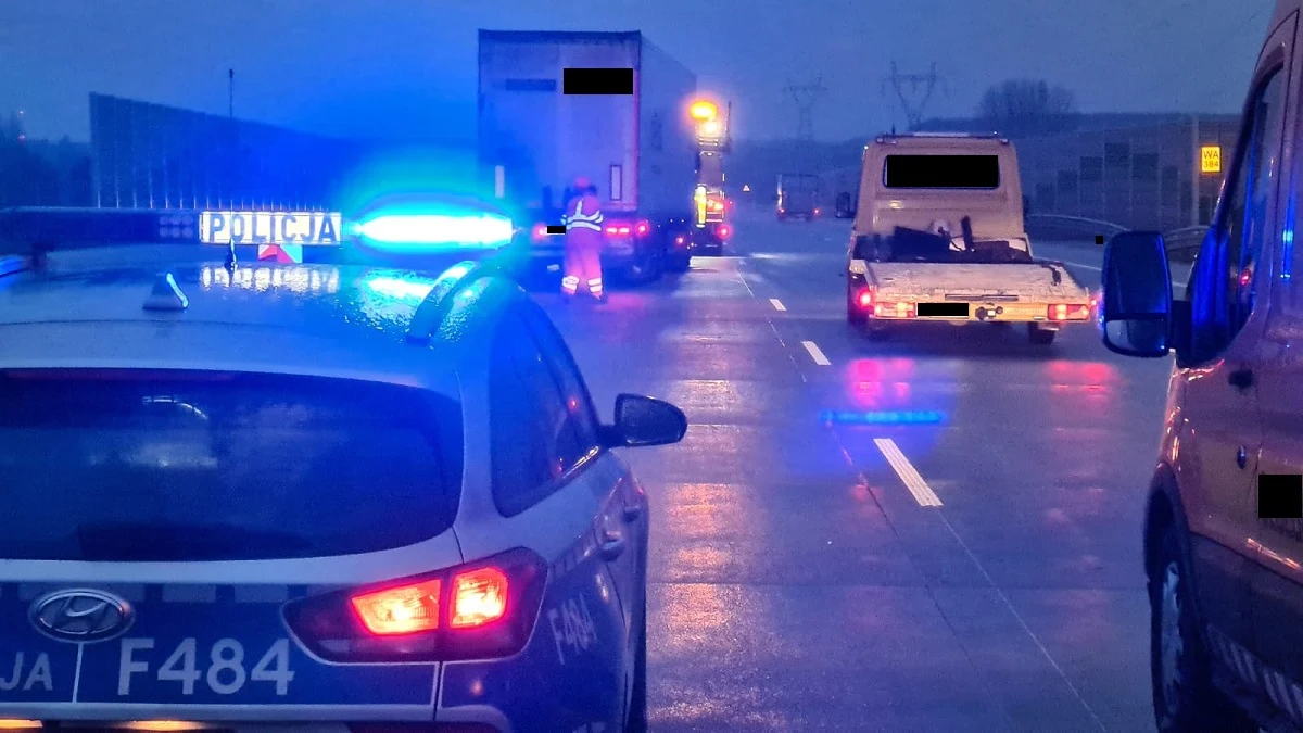 52-letni mężczyzna zginął w wypadku na autostradzie A1 w rejonie Dobryszyc (pow. radomszczański, woj. łódzkie). Policjanci z Radomska pod nadzorem prokuratury wyjaśniają okoliczności tragicznego wypadku.