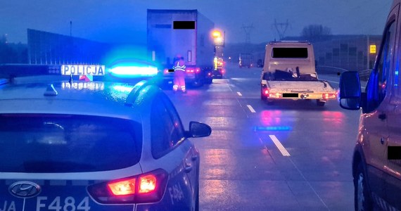 52-letni mężczyzna zginął w wypadku na autostradzie A1 w rejonie Dobryszyc (pow. radomszczański, woj. łódzkie). Policjanci z Radomska pod nadzorem prokuratury wyjaśniają okoliczności tragicznego wypadku.