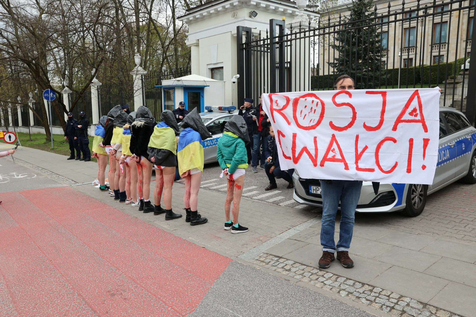 Gwałt na wojnie. Co spotyka ofiary - Tygodnik w INTERIA.PL