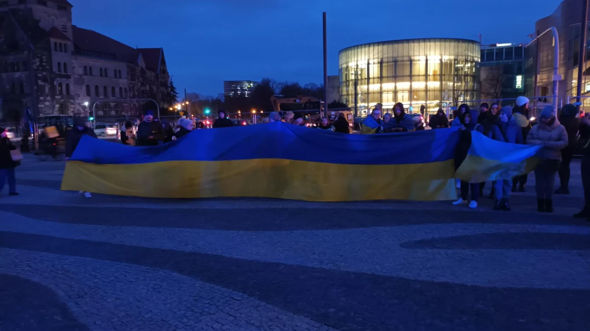 Poznań pamięta o ofiarach wojny w Ukrainie - w mieście odbyły się dwie pikiety antywojenne. O godzinie 16 poznaniacy oraz Ukraińcy, którzy przyjechali do stolicy Wielkopolski po rosyjskiej inwazji, spotkali się przed Konsulatem Generalnym Rosji w Poznaniu. Z kolei o godz. 18 rozpoczęła się pikieta na placu Mickiewicza.