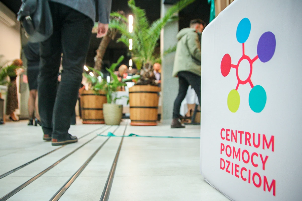 Co siódme dziecko w Polsce doświadcza wykorzystania seksualnego. Co piąte dotknięte jest przemocą fizyczną, psychiczną lub zaniedbaniem. Właśnie dla nich - i dla wspierających je dorosłych - otwarto w Sosnowcu Centrum Pomocy Dzieciom.