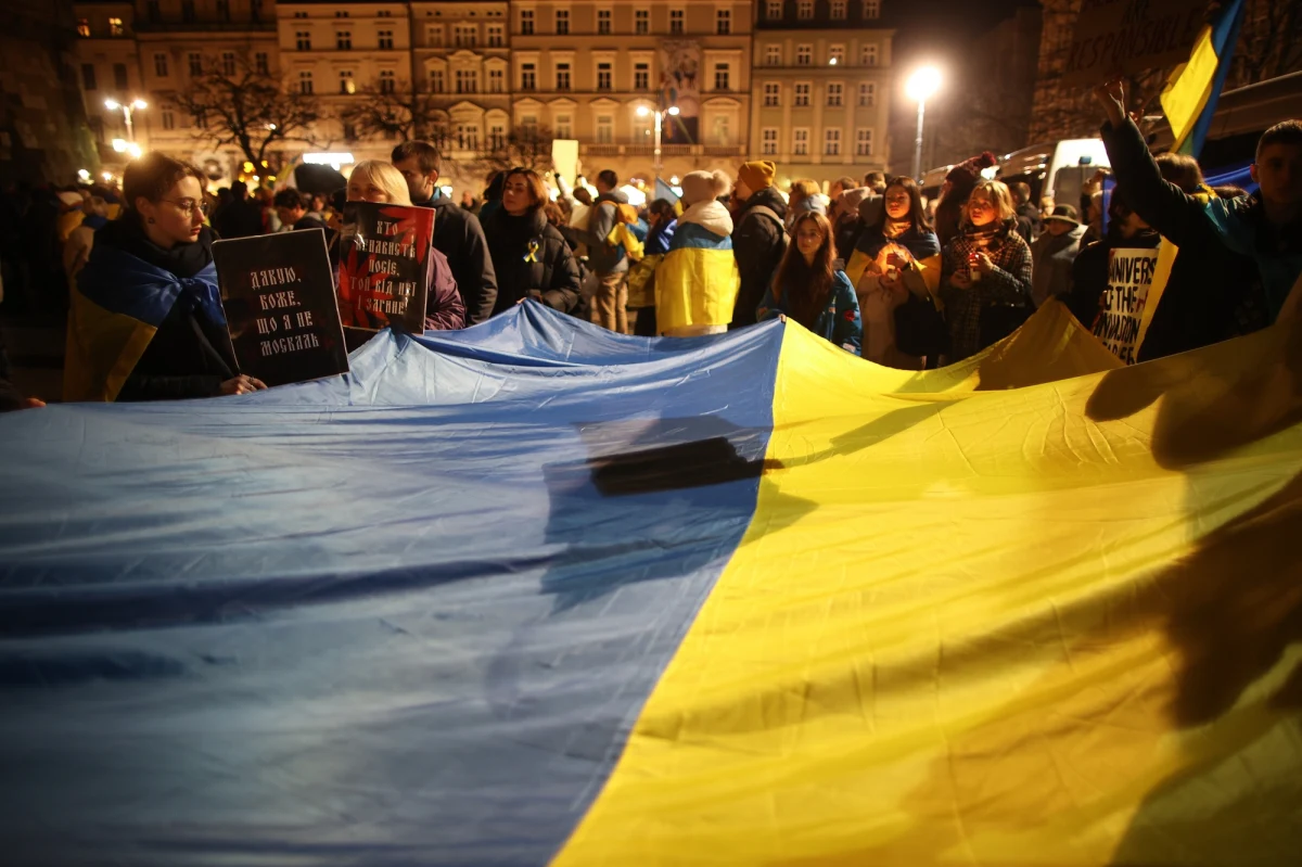 W wielu miastach Polski odbywały się w piątek uroczystości upamiętniające rocznicę zbrodniczej napaści Rosji na Ukrainę. W okolicznościowych spotkaniach, wiecach i manifestacjach uczestniczyli Ukraińcy, którzy znaleźli schronienie w naszym kraju oraz władze i mieszkańcy.