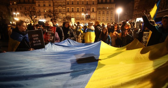 W wielu miastach Polski odbywały się w piątek uroczystości upamiętniające rocznicę zbrodniczej napaści Rosji na Ukrainę. W okolicznościowych spotkaniach, wiecach i manifestacjach uczestniczyli Ukraińcy, którzy znaleźli schronienie w naszym kraju oraz władze i mieszkańcy.