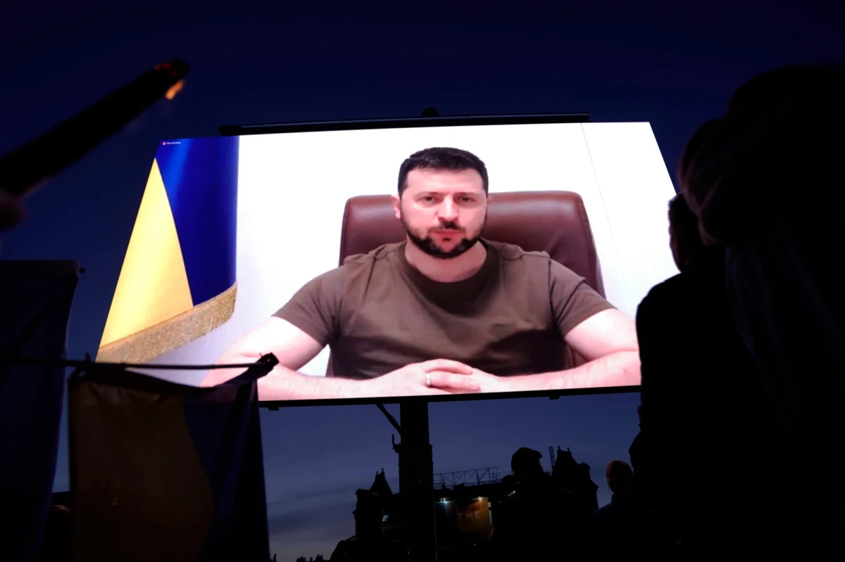 Rok wojny w Ukrainie to także rok wysiłków strony ukraińskiej, by zmęczeni wojną obywatele nie przestali walczyć. To gigantyczny wysiłek, który wykonały i wykonują ukraińskie służby. 365 dni regularnie prowadzonej kampanii informacyjnej, ale także walka z dezinformacją w kraju i poza jego granicami. Dostarczanie informacji o tym co na froncie, nie tylko na użytek wewnętrzny, ale także jako przekaz skierowany do Zachodu, motywujący do wsparcia Ukrainy. 