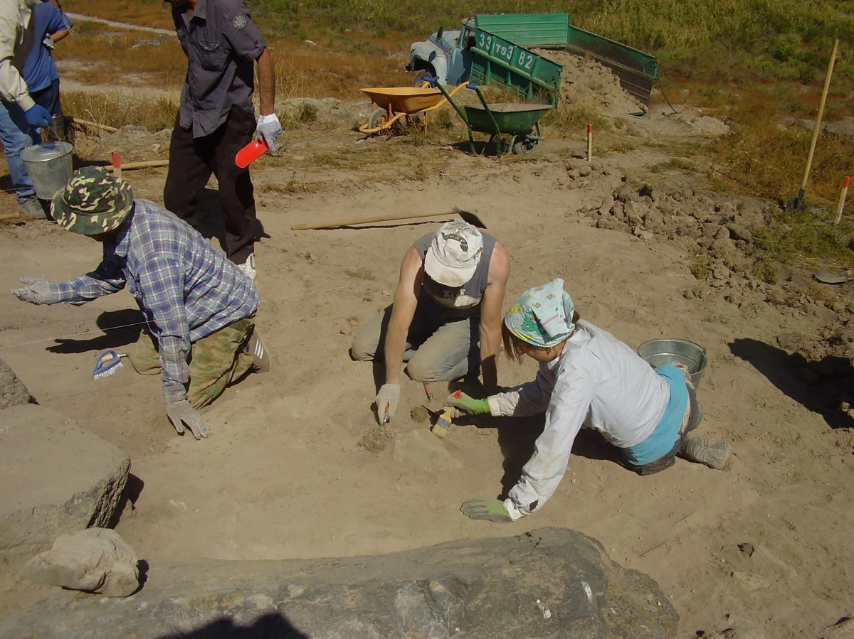 Bogato wyposażony grobowiec mężczyzny i kobiety przebadał polsko-armeński zespół pracujący na stanowisku Metsamor w Armenii, kilkadziesiąt kilometrów na zachód od Erywania. To wyjątkowe odkrycie. Znalezienie niezrabowanego grobu z tak bogatym inwentarzem należy do rzadkości.