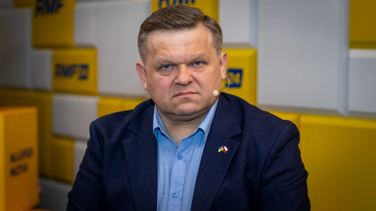 "Wszystkie decyzje odnośnie do donacji na rzecz Ukrainy są szczegółowo omawiane z głównodowodzącymi polską armią. Nie dajemy nic, co by w sposób znaczący osłabiało nasz potencjał obronny" - zapewniał w RMF FM wiceminister obrony narodowej Wojciech Skurkiewicz. "W zamian za to otrzymaliśmy też wiele. Zwiększona obecność wojsk amerykańskich - przed wybuchem wojny żołnierzy amerykańskich było niewiele ponad 4 tys. Dzisiaj mamy ponad 11 tys. Oprócz tego Brytyjczycy, Kanadyjczycy, Chorwaci, Rumunii" - wyliczał gość Krzysztofa Ziemca. "To też jest nasza wojna - nasza jako Europejczyków. Ukraina jest krajem o wielkich aspiracjach europejskich, o wielkich aspiracjach do Sojuszu Północnoatlantyckiego. Nie możemy zamykać narodowi ukraińskiemu drogi, aby szedł na Zachód" - ocenił Skurkiewicz. 