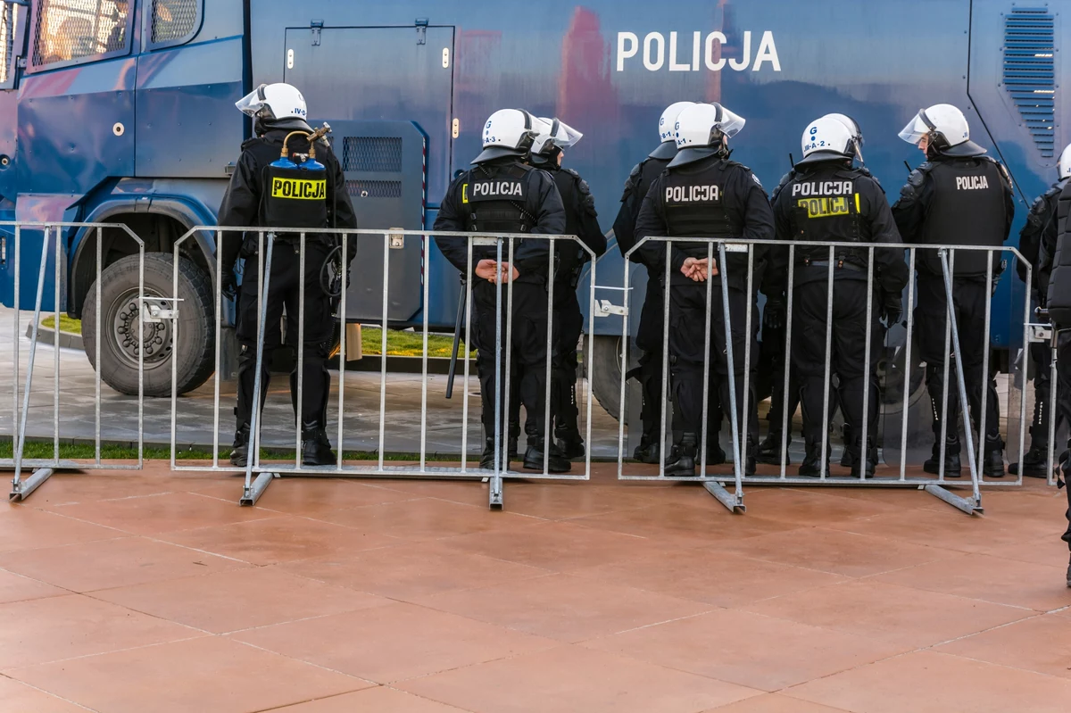 ​W piątek piłkarze stołecznej Legii zremisowali z łódzkim Widzewem. Po meczu policja zatrzymała 43 osoby.
