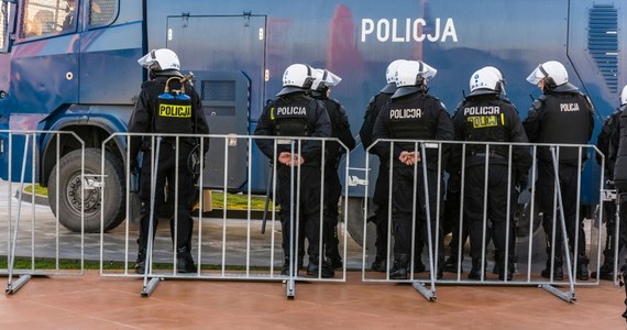 ​W piątek piłkarze stołecznej Legii zremisowali z łódzkim Widzewem. Po meczu policja zatrzymała 43 osoby.