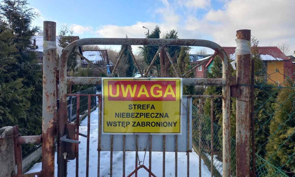 Na terenie ogródków działkowych przy ul. Jana Pawła II w małopolskiej Trzebini powstało kolejne zapadlisko. Tym razem ziemia zapadła się pod budynkiem gospodarczym. 