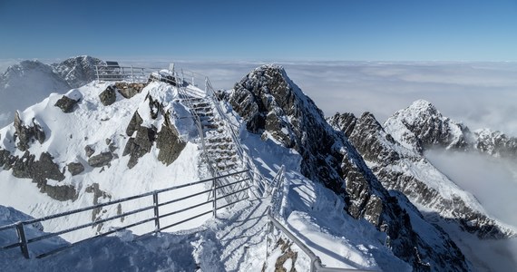 ​W Tatrach ponownie intensywnie padał śnieg. W sobotę zagrożenie lawinowe wzrosło do drugiego, umiarkowanego stopnia - ogłosili ratownicy TOPR. Lawinowa dwójka obowiązuje od wysokości 1700 m n.p.m.