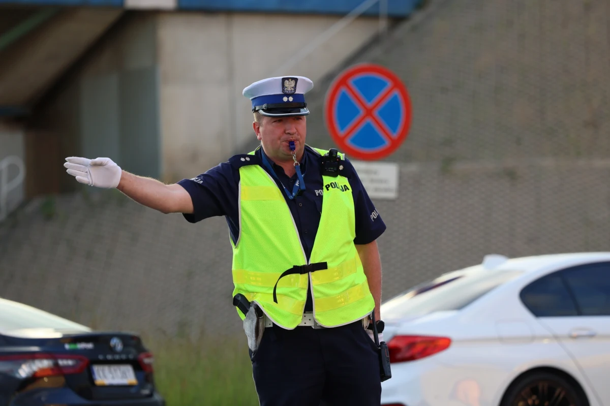 ​Nawet do godzin popołudniowych mogą potrwać utrudnienia na drodze krajowej nr 92 w Kole po zderzeniu dwóch pojazdów. Trwa usuwanie plany substancji ropopochodnej z jezdni. Wyznaczono objazdy.