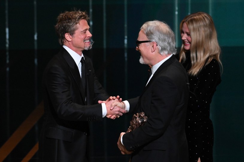 David Fincher został uhonorowany nagrodą za całokształt twórczości podczas tegorocznego rozdania Cezarów, czyli prestiżowych, francuskich nagród filmowych, które przyznawane są przez Akademię Sztuki i Techniki Filmowe, które odbyło się 24 lutego. Statuetkę wręczył mu Brad Pitt, który pracował z reżyserem przy takich filmach jak "Siedem" czy "Podziemny krąg".