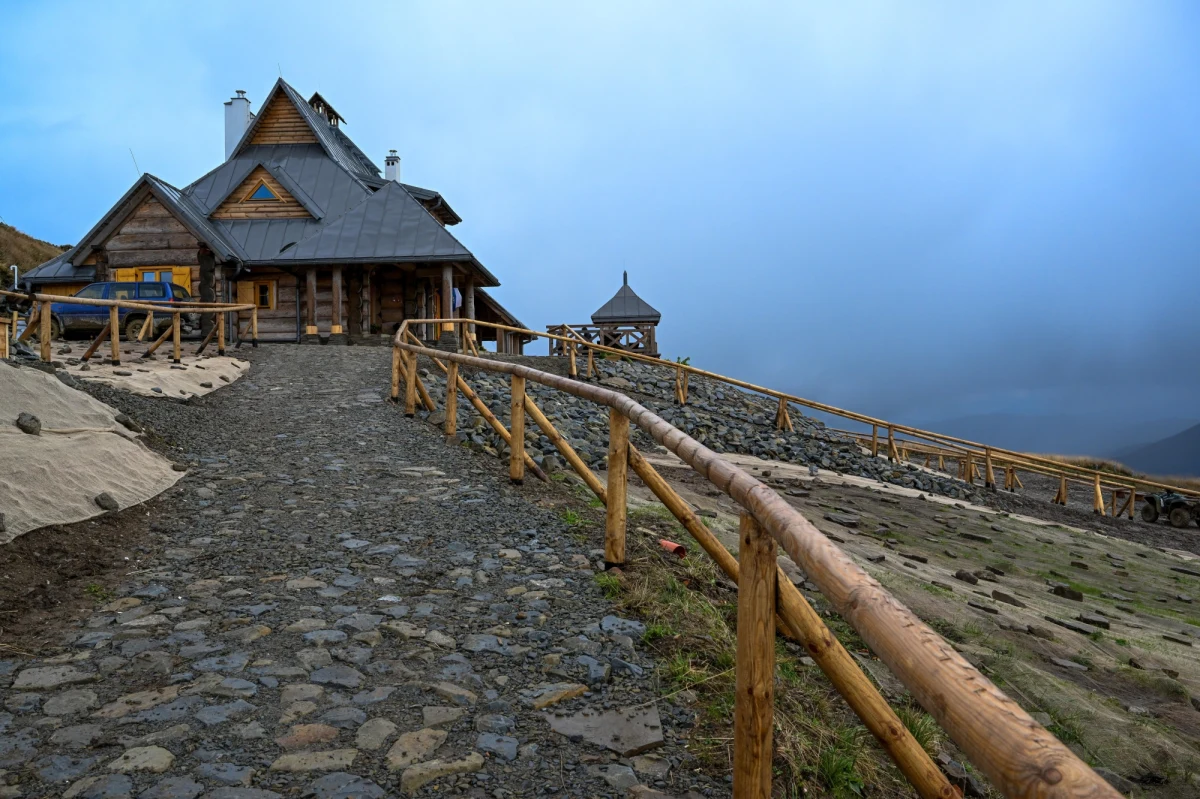 Decyzja o zawieszeniu możliwości nocowania w schronisku "Chatka Puchatka" na Połoninie Wetlińskiej wywołała duże poruszenie w środowisku turystycznym i jest powszechnie krytykowana. 