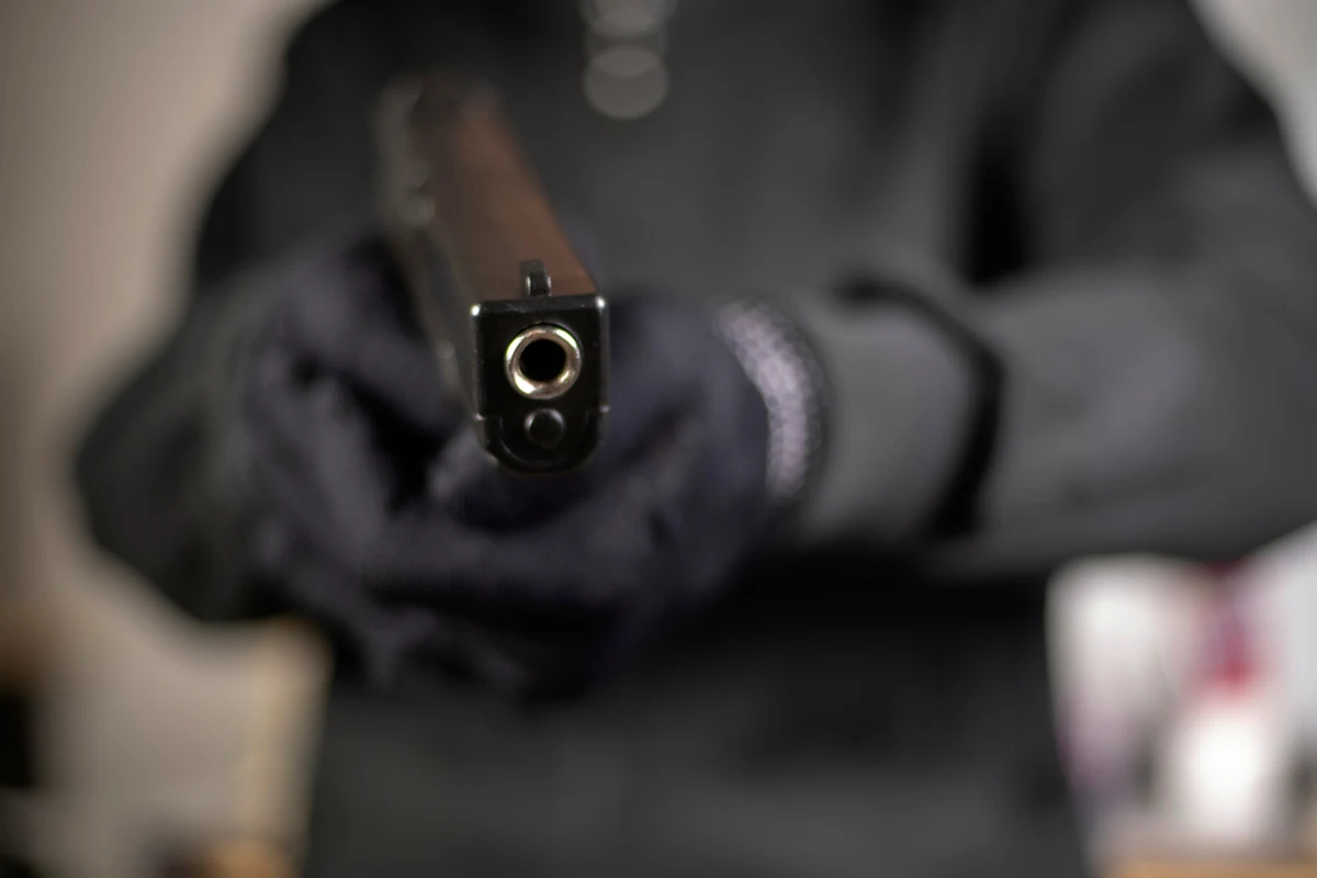 Policjanci z Lubina na Dolnym Śląsku szukają młodego mężczyny, który w piątek wieczorem postrzelił z broni pneumatycznej pracownika ochrony jednego z marketów. 