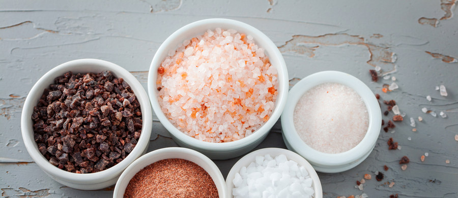 Obecnie w sklepach można kupić wiele rodzajów soli. Od tej najbardziej popularnej, tzw. soli stołowej, po bardziej egzotyczne rodzaje, jak sól himalajska, morska, czy hawajska. Dietetyk dr Dominika Wnęk wyjaśnia, czym różnią się od siebie.