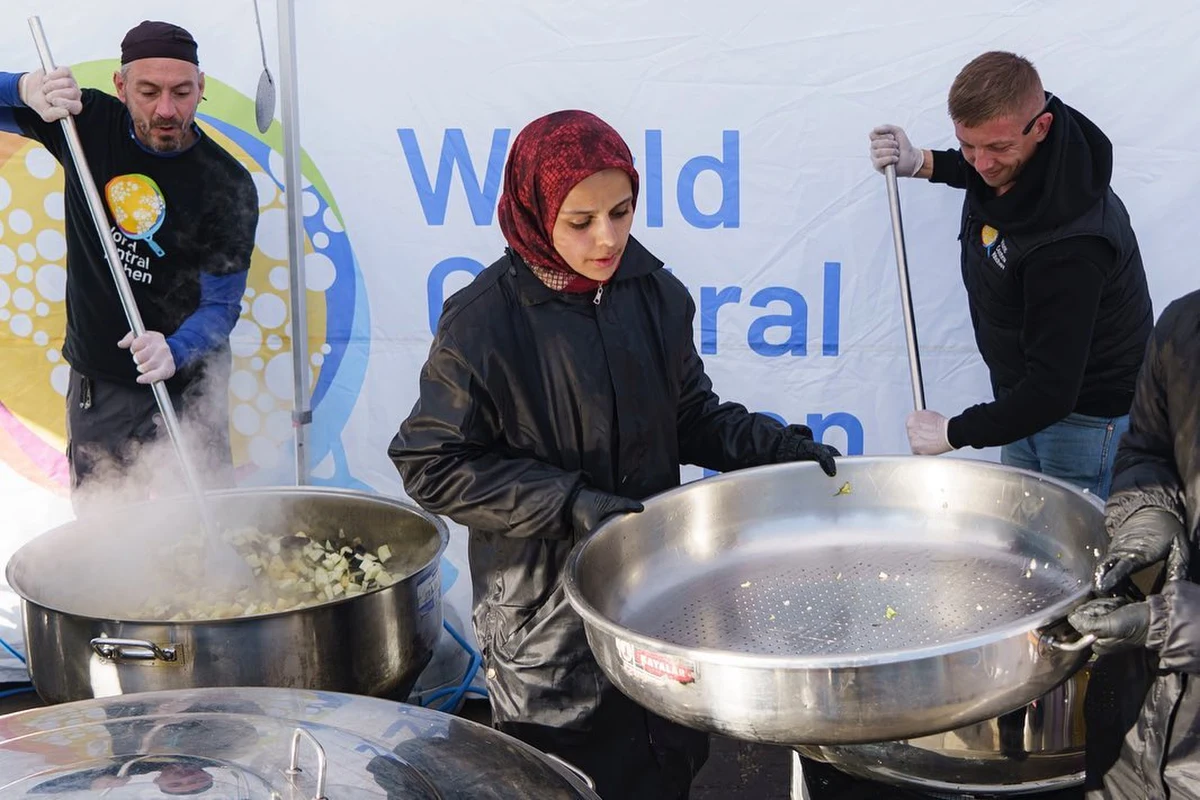 Kucharze z Przemyśla razem z kolegami po fachu z całego świata pomagają ofiarom trzęsienia ziemi w Turcji. Gotują im lokalne jedzenie w ramach ekipy World Central Kitchen.