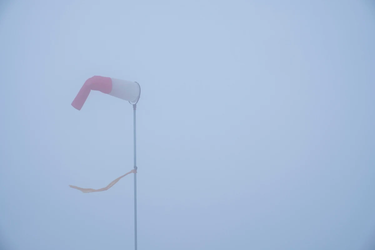 Instytut Meteorologii i Gospodarki Wodnej wydał ostrzeżenia pierwszego stopnia dla niemal całego kraju. Oblodzenie w północnych i części południowych województw, silny wiatr na wybrzeżu i intensywne opady śniegu w Karkonoszach - to pogodowa rzeczywistość soboty w Polsce.