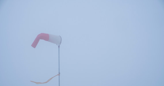 Instytut Meteorologii i Gospodarki Wodnej wydał ostrzeżenia pierwszego stopnia dla niemal całego kraju. Oblodzenie w północnych i części południowych województw, silny wiatr na wybrzeżu i intensywne opady śniegu w Karkonoszach - to pogodowa rzeczywistość soboty w Polsce.