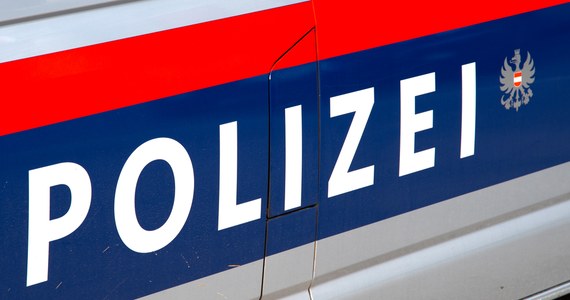 43-latek z Polski zginął na autostradzie Pyhrn (A9) w pobliżu Strass w Austrii. Mężczyzna szedł w kierunku Linzu, gdy potrącił go samochód, a inne pojazdy przejechały po nim - podała policja.
