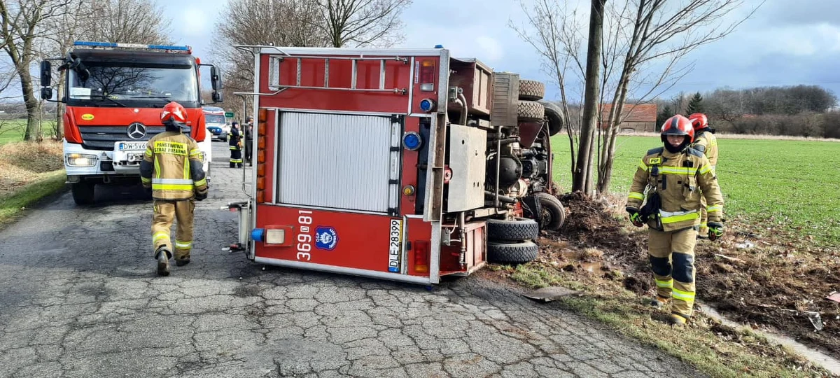 Ratownicy OSP, którzy zostali ranni w wypadku zostali zadysponowani do pożaru naczepy ciężarówki na autostradzie A4. Ich ratownicze auto wypadło z drogi. 