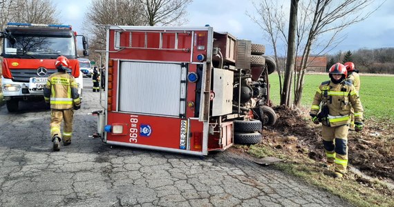 Ratownicy OSP, którzy zostali ranni w wypadku zostali zadysponowani do pożaru naczepy ciężarówki na autostradzie A4. Ich ratownicze auto wypadło z drogi. 
