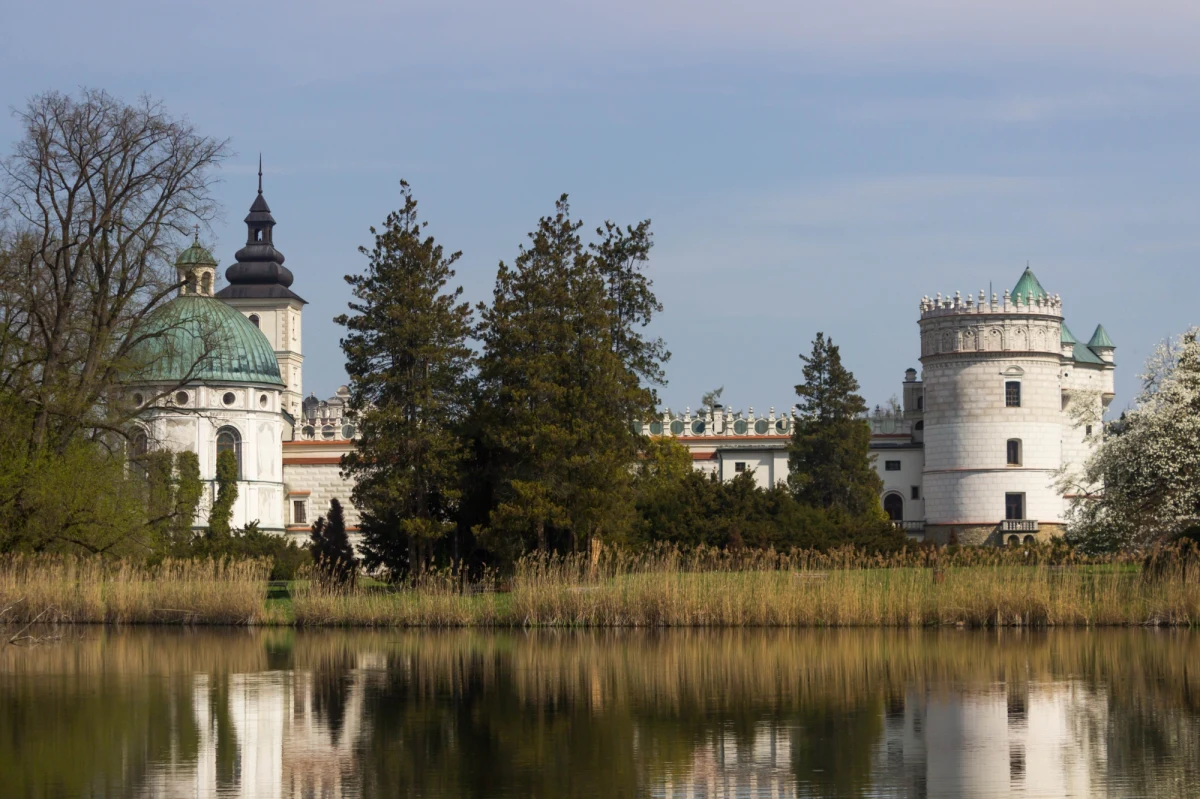 Zakończyły się prace przy rewitalizacji stawu dolnego i zachodniego mostu przy Zespole Zamkowo-Parkowym w Krasiczynie. Były koniecznie, ponieważ od kilku lat w tzw. dolnym stawie sukcesywnie ubywało wody. 