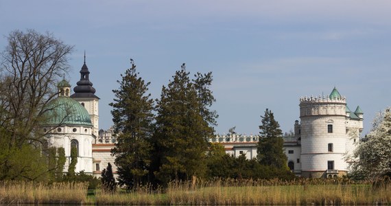 Zakończyły się prace przy rewitalizacji stawu dolnego i zachodniego mostu przy Zespole Zamkowo-Parkowym w Krasiczynie. Były koniecznie, ponieważ od kilku lat w tzw. dolnym stawie sukcesywnie ubywało wody. 