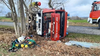 Wypadek pod Babinem. Wóz strażacki na boku, ranni mundurowi