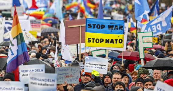​10 tysięcy osób protestowało w Berlinie przeciwko uzbrajaniu Ukrainy przez Niemcy. Organizatorem pokojowej manifestacji wokół Bramy Brandenburskiej była jedna z liderek lewicowej partii Die Linke. Porządku strzegło 1,4 tys. funkcjonariuszy policji.