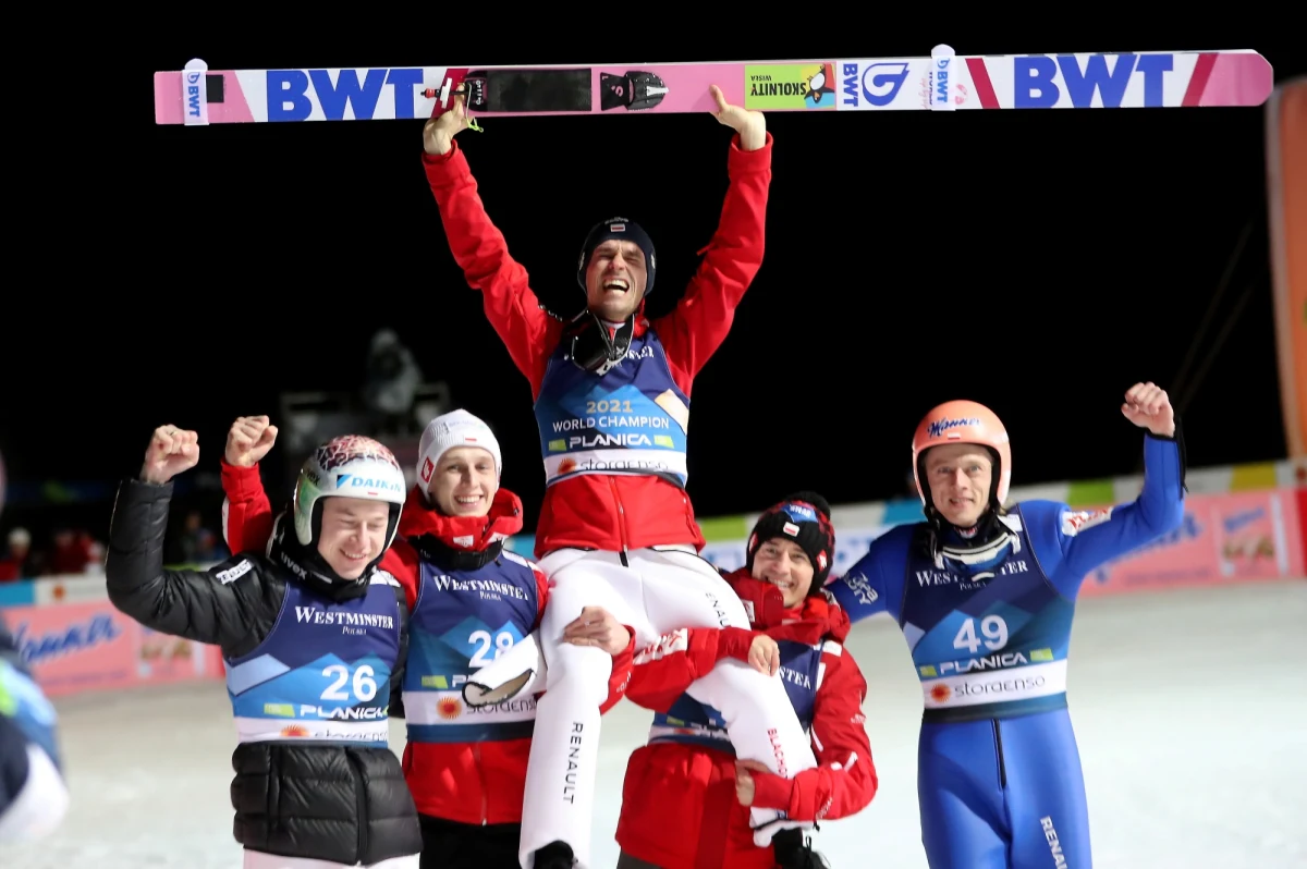 "Nie wiem, czy to do mnie dzisiaj w ogóle dotrze, nie wiem, czy będę w stanie funkcjonować" - przyznał Piotr Żyła tuż po zdobyciu w Planicy tytułu mistrza świata w skokach narciarskich na normalnym obiekcie.