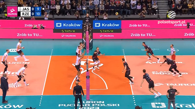 Skrót meczu półfinału siatkarskiego Tauron Pucharu Polski Jastrzębski Węgiel - Asseco Resovia Rzeszów 3:0 (25:17, 25:19, 25:17).

