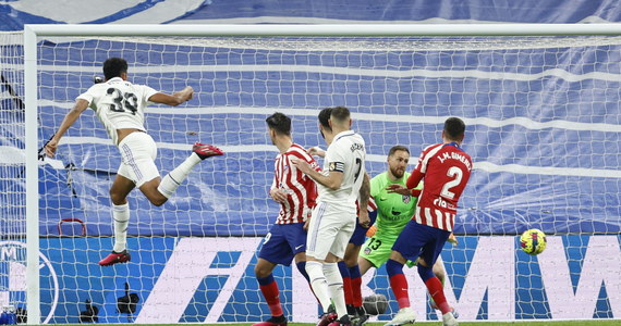 ​Piłkarskie derby Madrytu pomiędzy Realem a Atlético na Santiago Bernabéu w 23. kolejce hiszpańskiej ekstraklasy zakończyły się remisem 1:1. Przegrywających do 85. minuty "Królewskich" uratował 18-letni rezerwowy Álvaro Rodríguez.