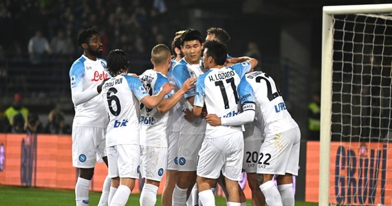 Piłkarze Napoli odnieśli ósme z rzędu zwycięstwo we włoskiej ekstraklasie. Na otwarcie 24. kolejki pokonali na wyjeździe Empoli 2:0 i umocnili się na pierwszym miejscu w tabeli. W barwach gości do trzeciej doliczonej minuty drugiej połowy grał Piotr Zieliński.