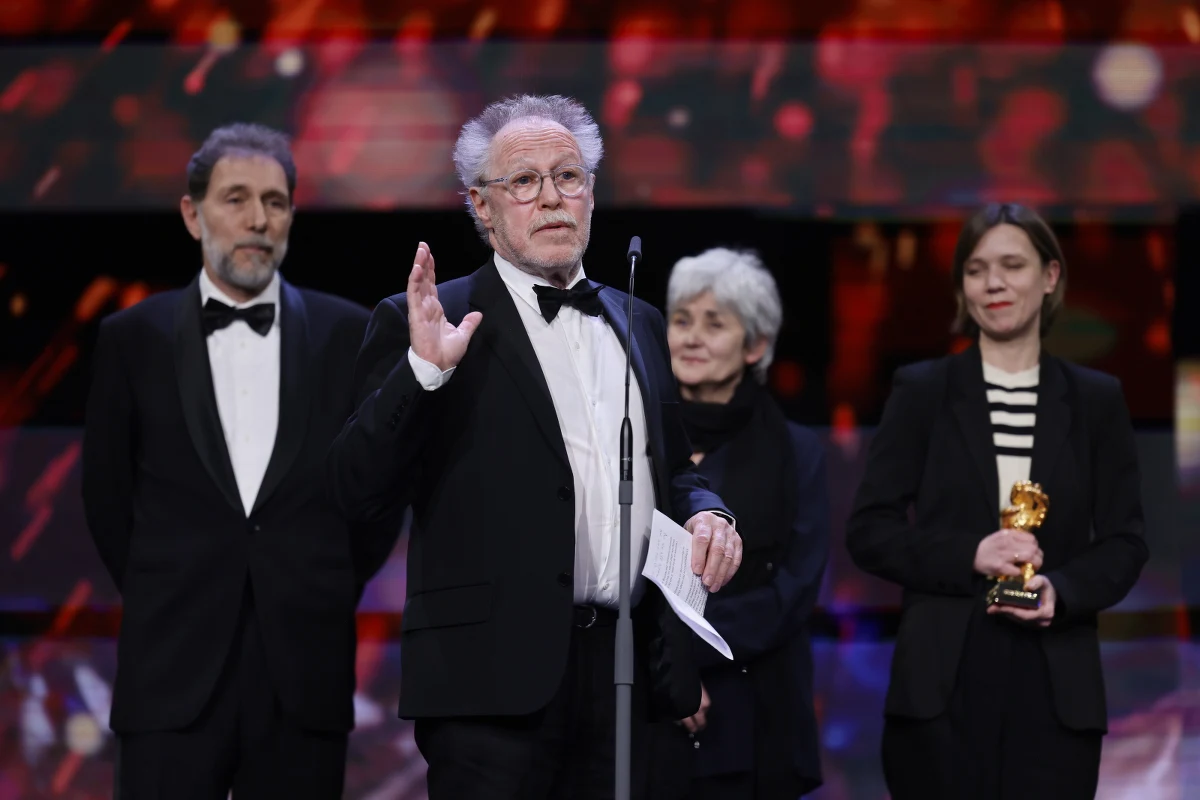 ​Dokument "On the Adamant" Nicolasa Philiberta został laureatem Złotego Niedźwiedzia dla najlepszego filmu podczas sobotniej gali zamknięcia 73. Berlinale. Jak podkreśliło jury w uzasadnieniu werdyktu, obraz "stanowiący dowód na to, jak istotna jest ludzka ekspresja, został zrealizowany po mistrzowsku".