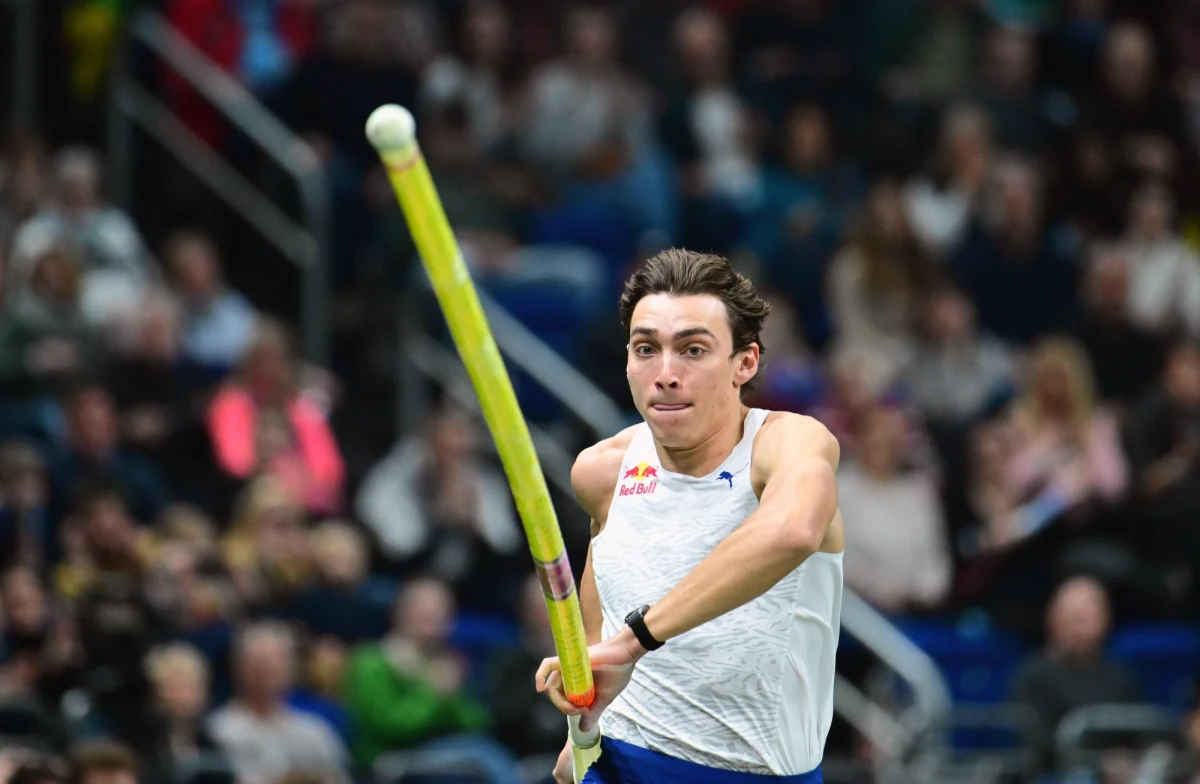 Szwed Armand Duplantis podczas mityngu "All Star Perche" w Clermont-Ferrand ustanowił absolutny rekord świata w skoku o tyczce - 6,22. Poprawił swoje własne osiągnięcia. Poprzedni rekord - na otwartym stadionie - wynosił 6,21, a w hali 6,20.