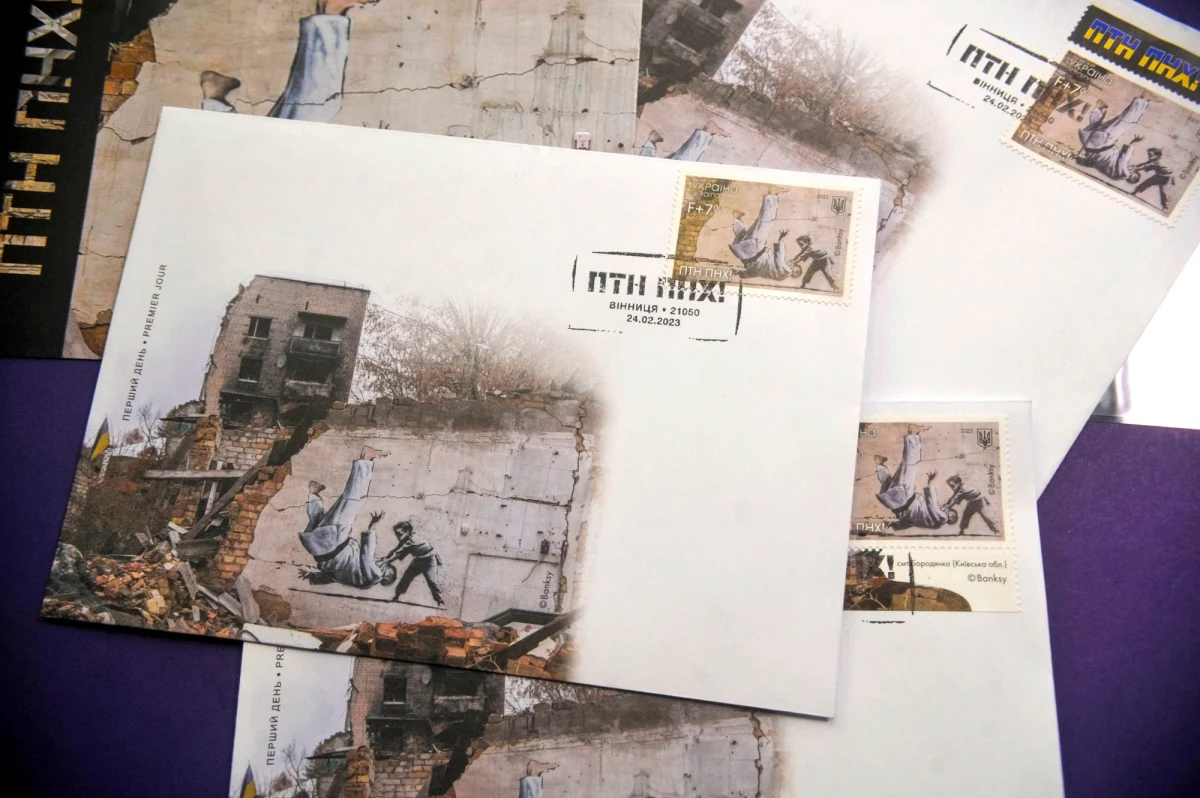 Ukraina wydała znaczki pocztowe z muralem znanego brytyjskiego artysty graffiti Banksy'ego. Przedstawia on małego chłopca, który rzutem judo powala mężczyznę – prawdopodobnie Władimira Putina.