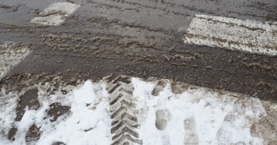 ​Na głównych drogach woj. pomorskiego zalega błoto pośniegowe. Trudne warunki do jazdy spowodowane opadami śniegu są również na drogach wojewódzkich i powiatowych.