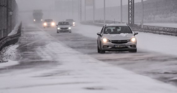 Generalna Dyrekcja Dróg Krajowych i Autostrad ostrzega kierowców przed opadami śniegu i śniegu z deszczem oraz lokalną śliskością, które mogą utrudniać jazdę.