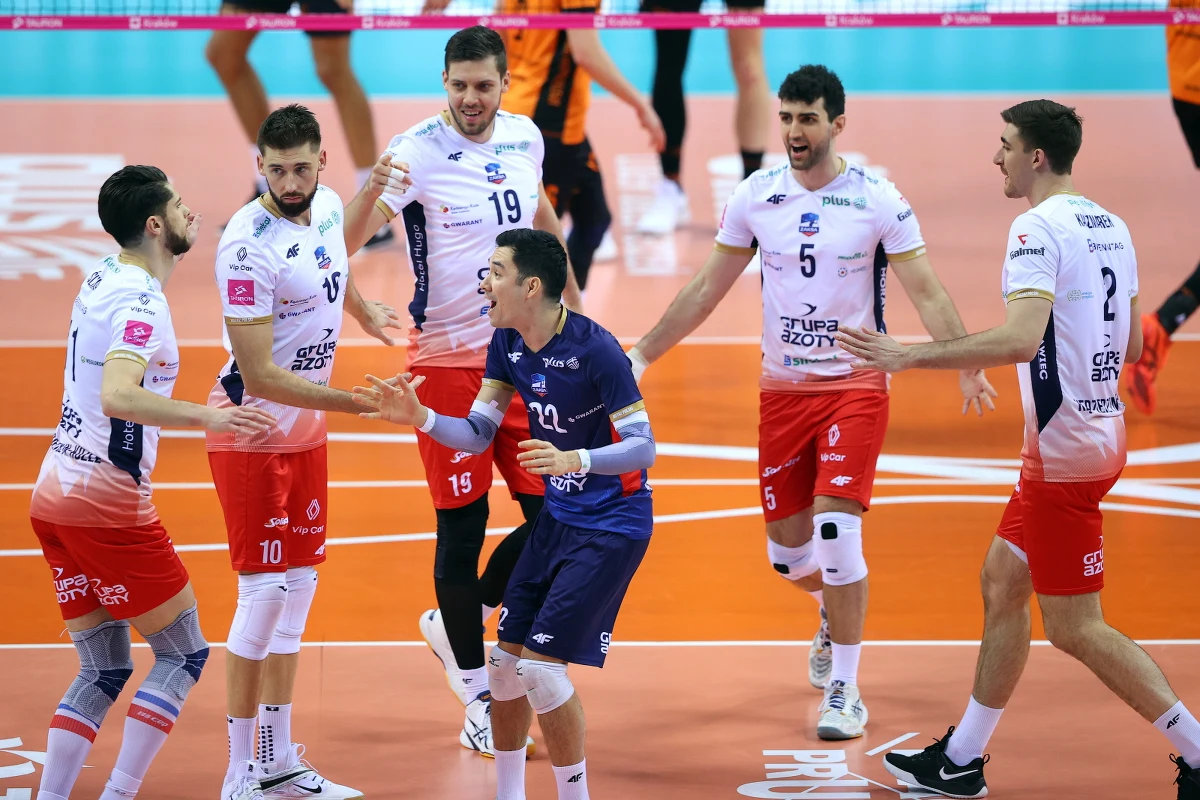 ​Siatkarze Grupy Azoty Zaksy Kędzierzyn-Koźle po raz dziesiąty w historii zdobyli Puchar Polski. W finałowym meczu rozegranym w krakowskiej Tauron Arenie pokonali Jastrzębski Węgiel 3:0 (26:24, 29:27, 25:23).