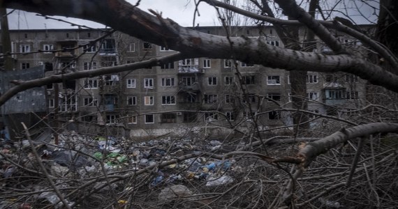 Bachmut w obwodzie donieckim na wschodzie Ukrainy pozostaje epicentrum ataku rosyjskich wojsk - poinformował rzecznik wschodniego zgrupowania armii ukraińskiej Serhij Czerewaty. Straż graniczna przekazała natomiast o zlikwidowaniu w mieście rosyjskiej grupy szturmowej.