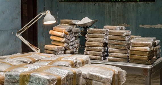 Skuteczna walka prezydenta Guillermo Lasso Mendozy w Ekwadorze przeciwko kartelom narkotykowym przyniosła nieoczekiwany problem: ilość konfiskowanej kokainy jest tak duża, że policji brakuje miejsca do jej bezpiecznego przechowywania. Z pomocą ONZ władze Ekwadoru zaczęły więc wykorzystywać narkotyk do produkcji betonu budowlanego - poinformowały media hiszpańskie.